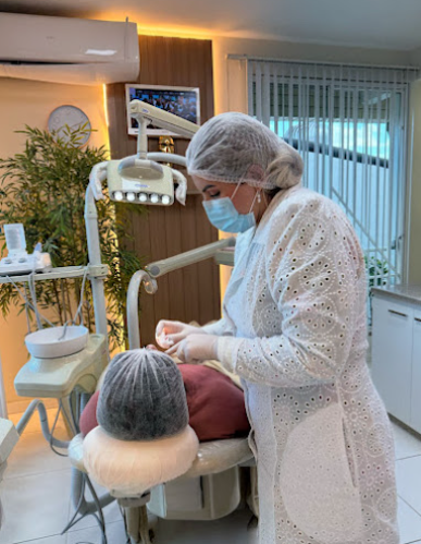 Dra. Ana Paula Correia - Dentista - Harmonização Facial - Foto 1